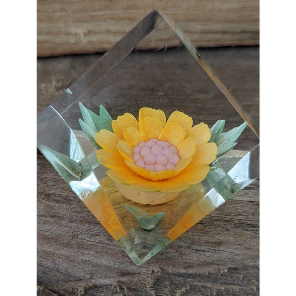 Vintage Set of Two Russ Berrie Lucite Flower Cubes - Picture 3 of 7